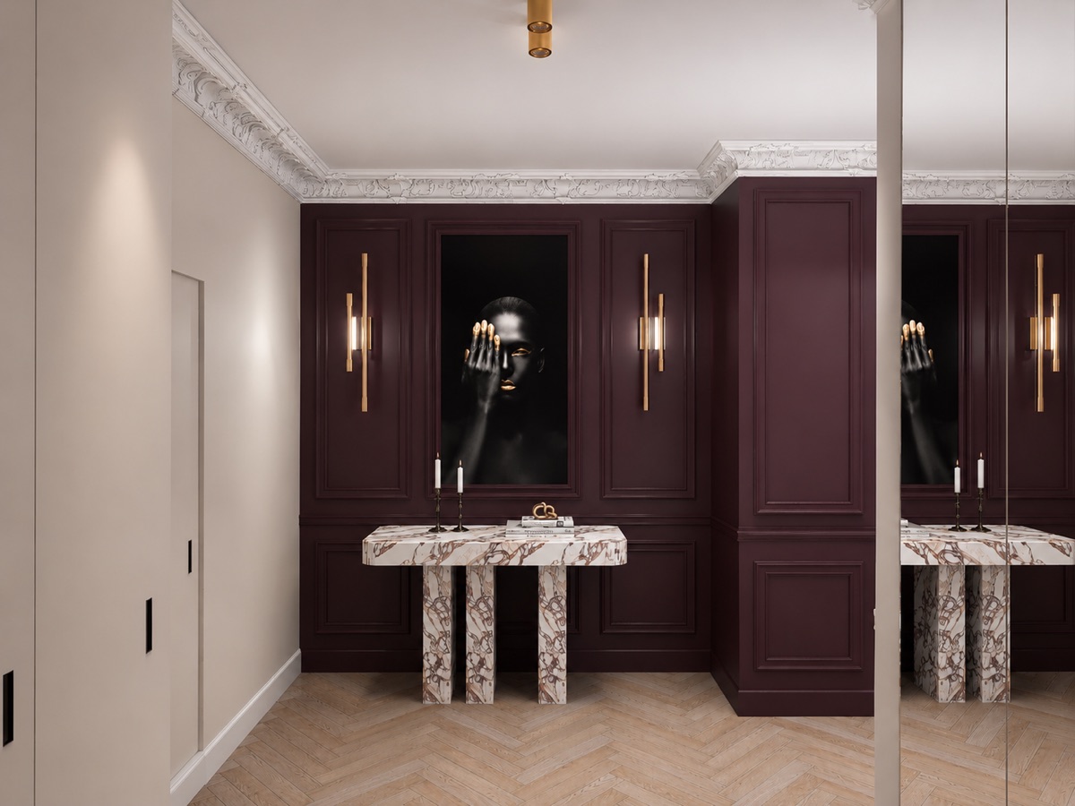Parete dell’ingresso borgogna con opera d’arte e consolle in marmo